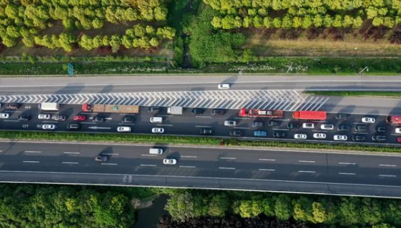 国庆节提前一天上高速跨省免费吗？