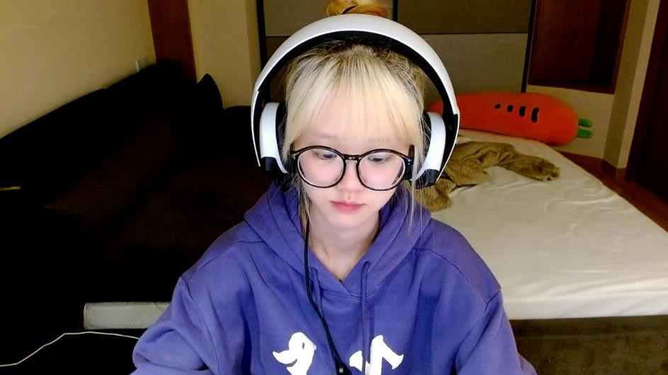 抖音网红井川里予吃热狗红肠视频