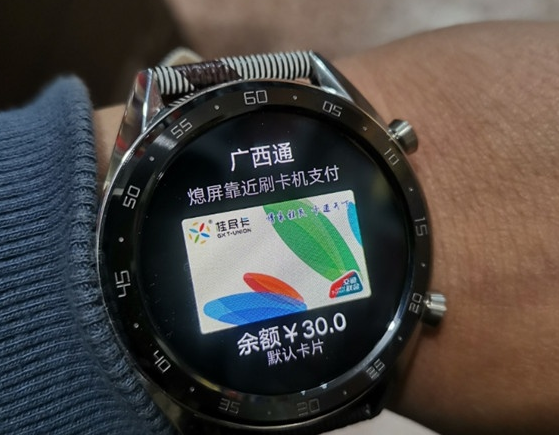 手表支持huawei pay,可以通过华为穿戴 app绑定银行支付卡后,使用手表