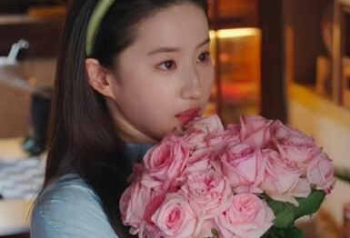 刘亦菲捧花头像梗是什么意思