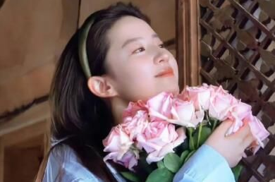 刘亦菲捧花头像玄学是什么