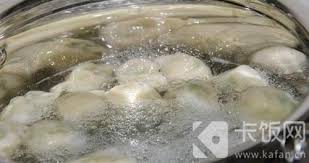 煮饺子时加什么防止饺子粘皮