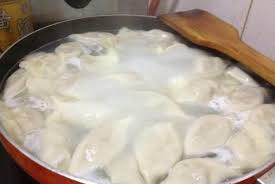 煮饺子防止粘皮加什么