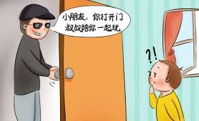 家长如何教会孩子独自在家有人敲门时应做什么
