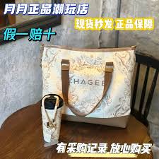 哪里有霸王茶姬微笑江豚托特包门店