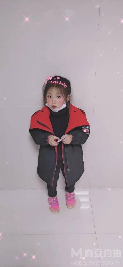 即梦AI做童装展示动画儿童模特效果自然吗